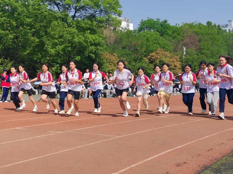 “挑战自我，超越梦想”春季运动会