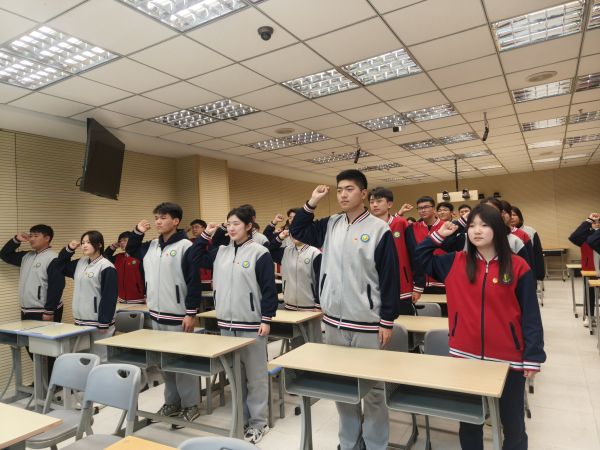 学生积极提交入团申请书
